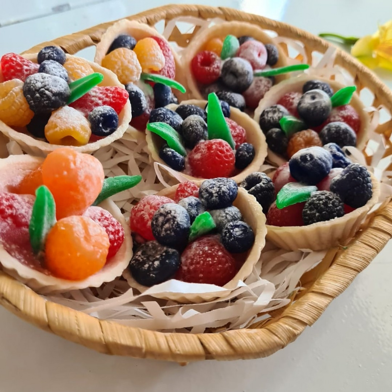 Сувенирное мыло ручной работы "Тарталетка с ягодами" в подарочной коробке