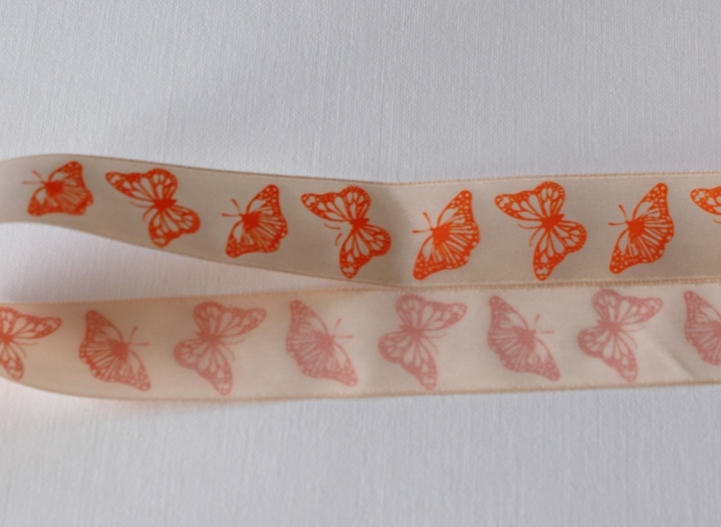 Лента атласная с рисунком 25 мм "Оранжевые бабочки"