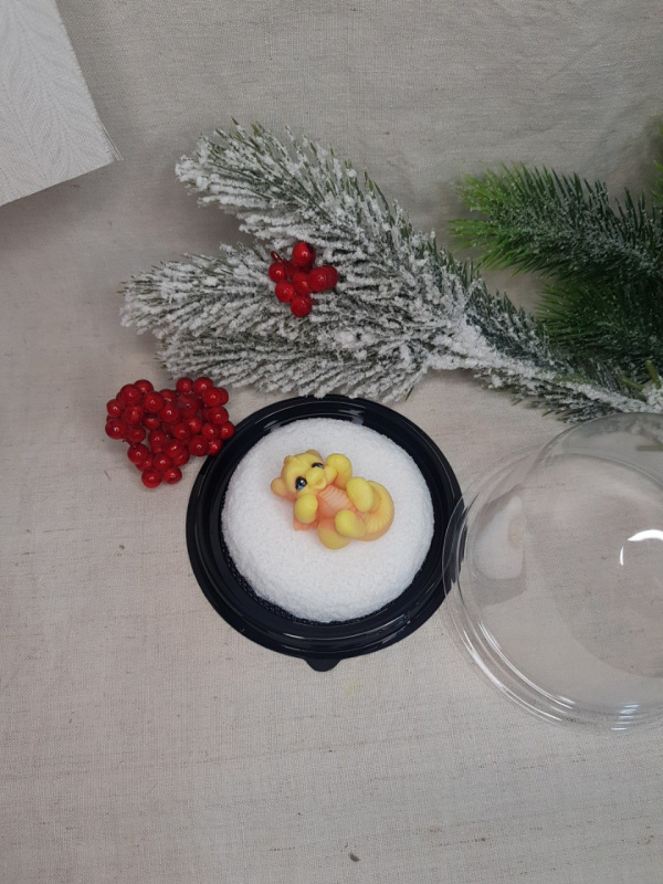 Сувенирное мыло ручной работы: Дракоша Манюня на снежке в подарочном куполе