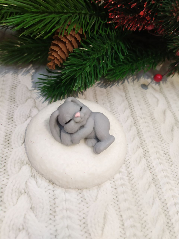 Сувенирное мыло ручной работы: Мини кролик спит на снегу в подарочном куполе