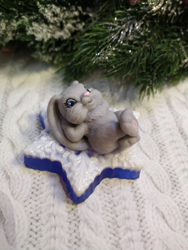 Сувенирное мыло ручной работы: Мини кролик мечтатель на снежинке в подарочном куполе