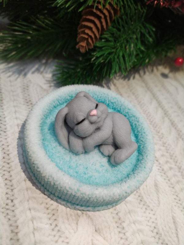 Сувенирное мыло ручной работы: Мини кролик спит в вязаной лежанке в подарочном куполе