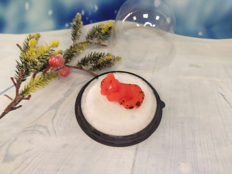 Сувенирное мыло ручной работы: Мини-тигренок на снегу в подарочном куполе
