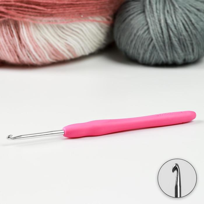 Крючок для вязания, с силиконовой ручкой, d = 3 мм, 14 см, цвет розовый