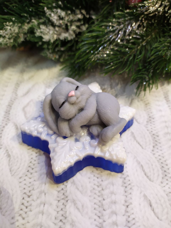 Сувенирное мыло ручной работы: Мини кролик спит на снежинке в подарочном куполе