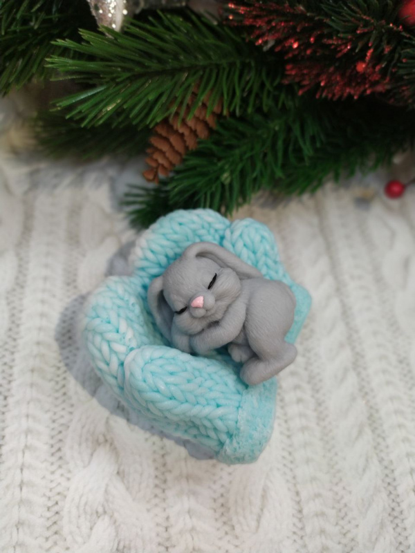 Сувенирное мыло ручной работы: Мини кролик спит на вязаной руковичке в подарочном куполе