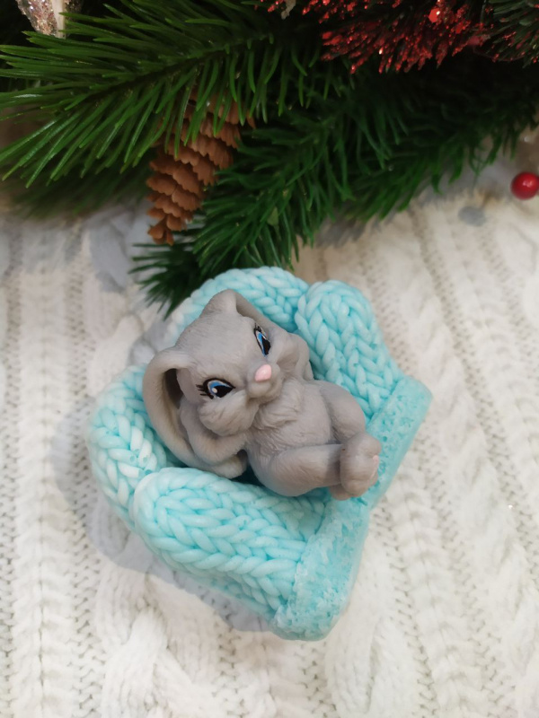 Сувенирное мыло ручной работы: Мини кролик мечтатель на вязаной руковичке в подарочном куполе