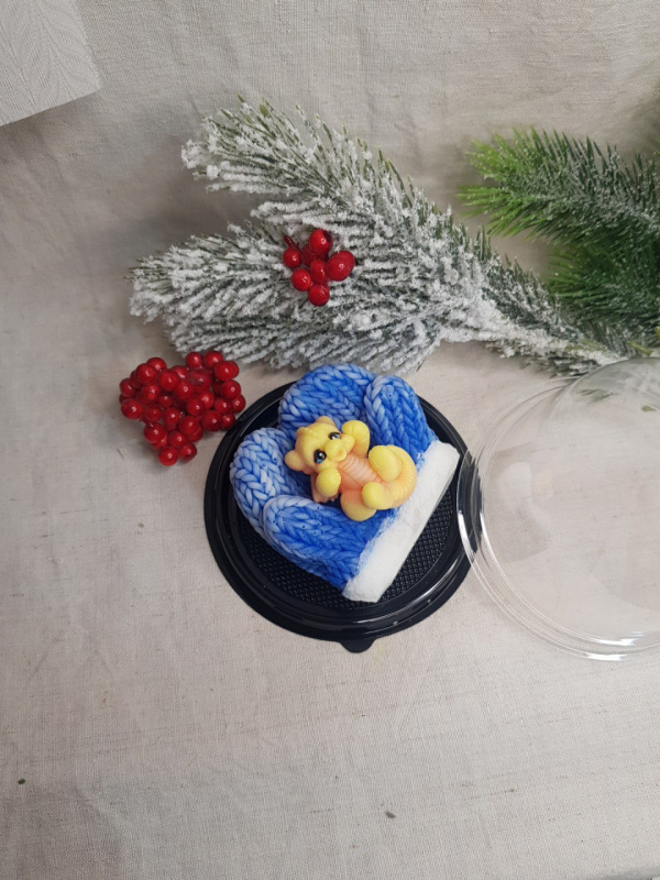 Сувенирное мыло ручной работы: Дракоша Манюня в варежках в подарочном куполе