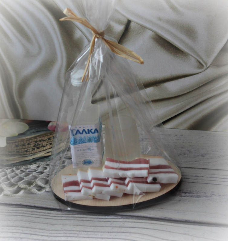 Подарочный набор сувенирное мыла: Водка с салом.