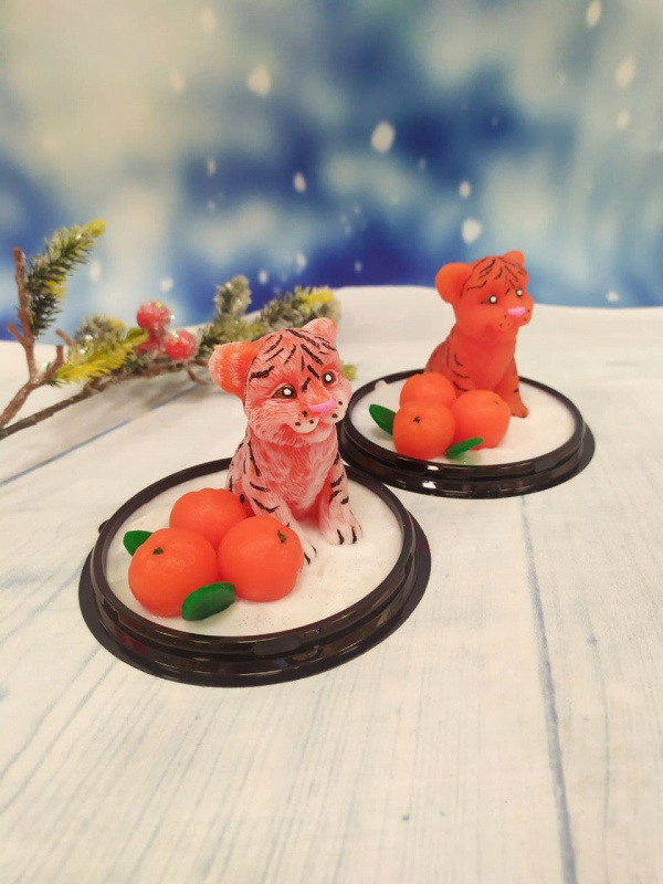 Сувенирное мыло ручной работы: Тигр сидит с мандаринами в подарочном куполе