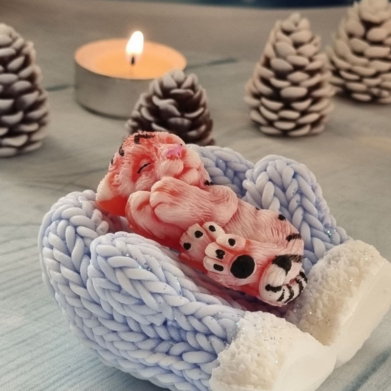 Сувенирное мыло ручной работы: Тигренок-мини на вязаной руковичке в подарочном куполе