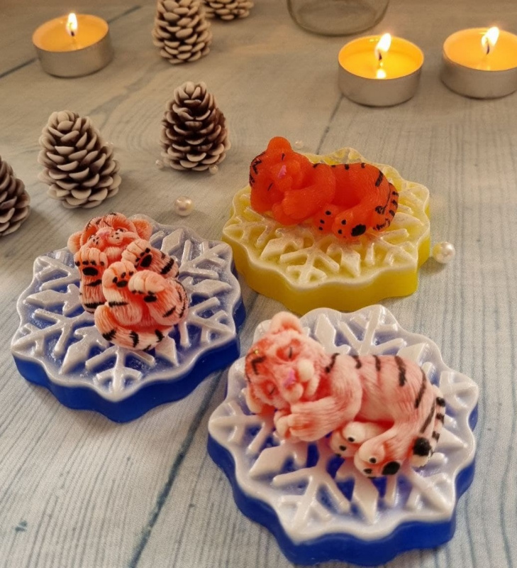 Сувенирное мыло ручной работы: Тигренок-мини на снежинке в подарочном куполе