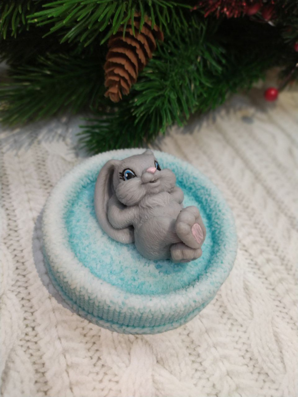 Сувенирное мыло ручной работы: Мини кролик мечтатель в вязаной лежанке в подарочном куполе
