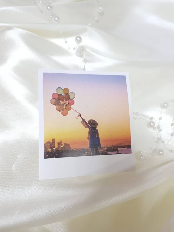 Мини открытка в стиле Polaroid "Девушка с шариками"